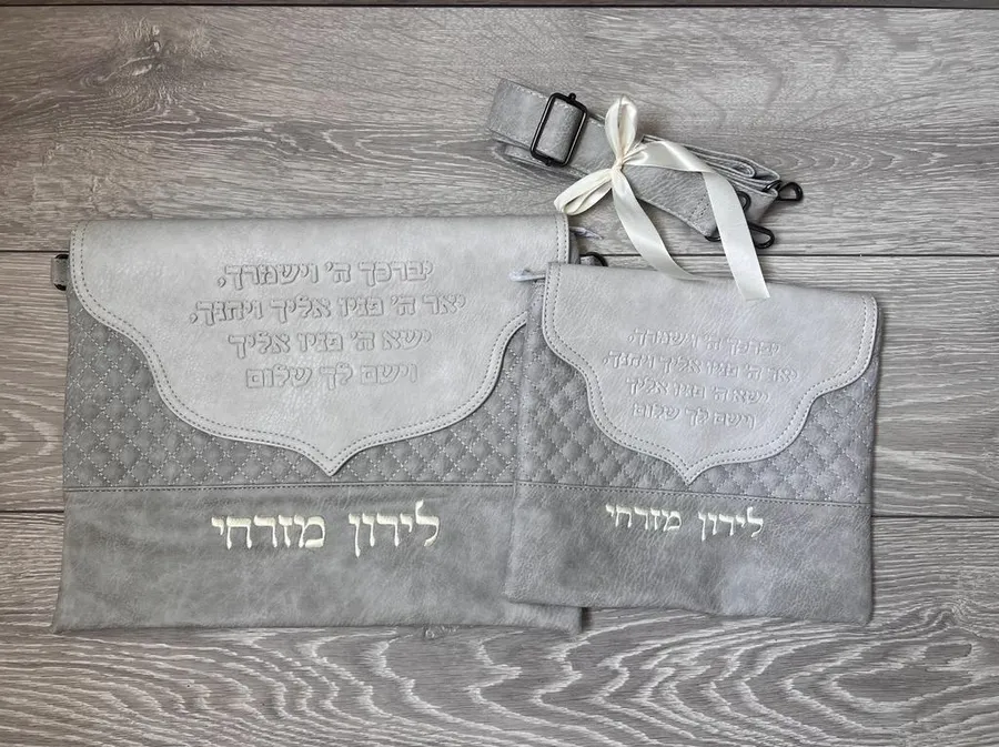 סט כיסויים עבור טלית ותפילין בגוון אפור עם רצועת נשיאה יברכך ה'; וישמרך