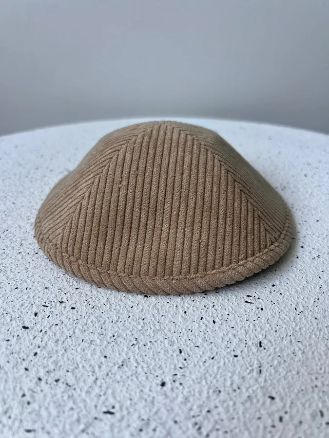 כיפה קורדרוי בצבע בז';