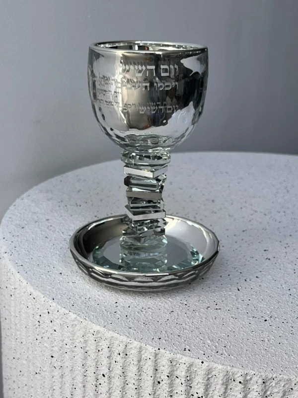 כוס קידוש עם תחתית מעוצבת