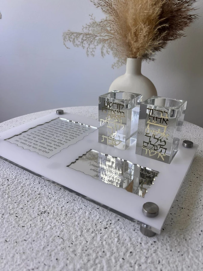 מעמד נרות שבת בגוון כסוף עם פמוטים קריסטלים שקופים