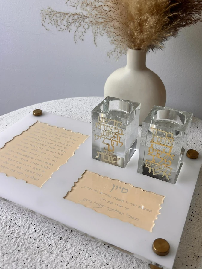 מעמד נרות שבת בגוון שמנת עם פמוטים קריסטלים שקופים