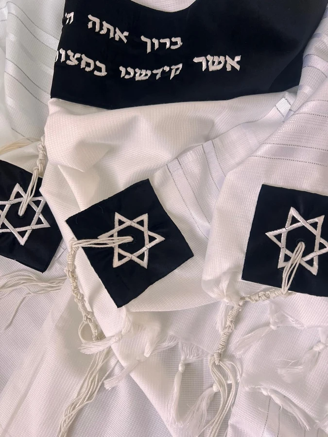 טלית עם עטרה וכנפות מגן דוד בצבע שחור