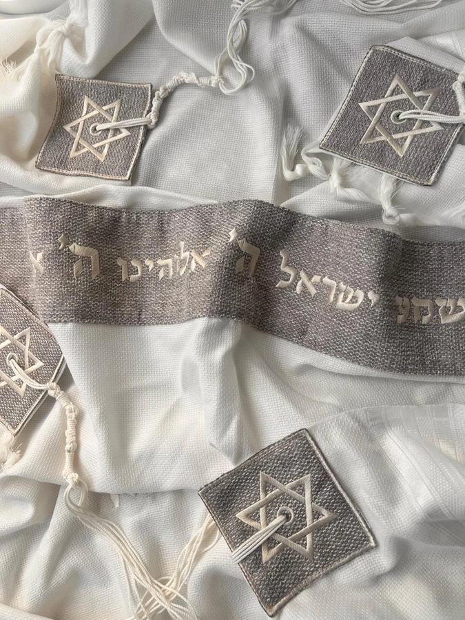 טלית עם עטרה וכנפות מגן דוד מבד סרוג בגוון בז';