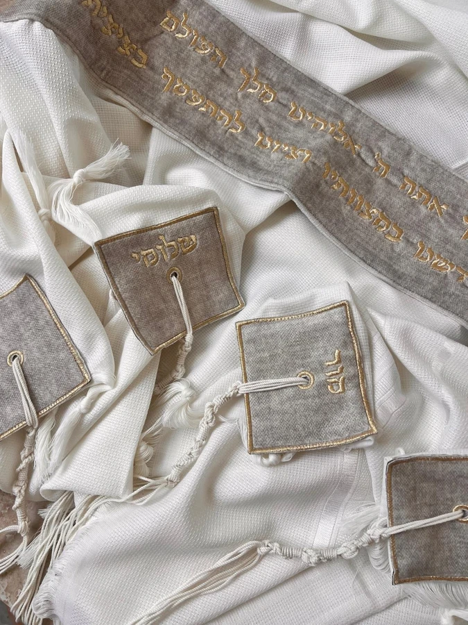 טלית עם עטרה וכנפות בתפירה אישית גוון בז