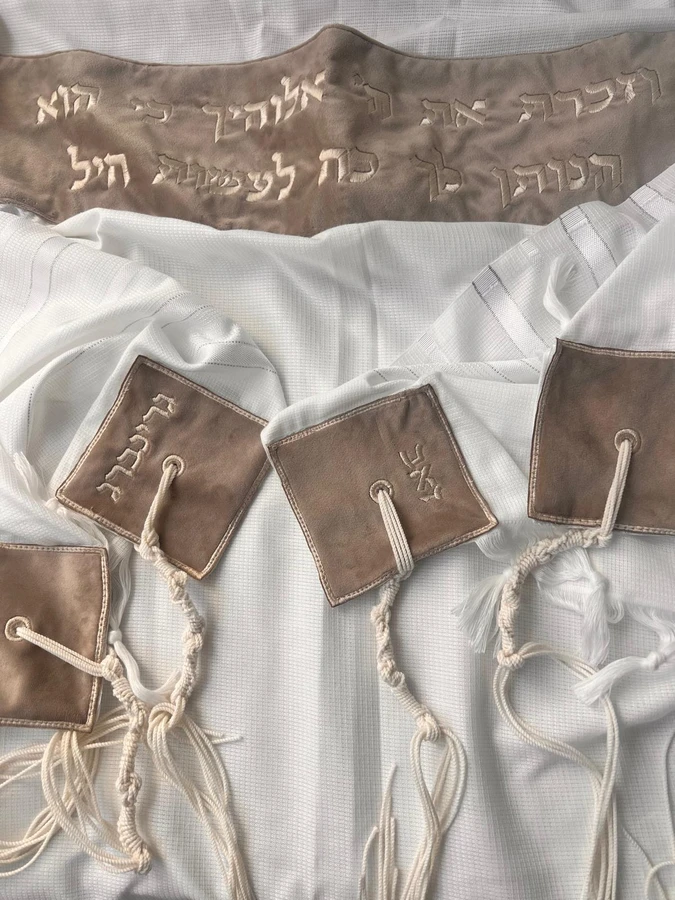 טלית עם עטרה וכנפות בתפירה אישית גוון בז