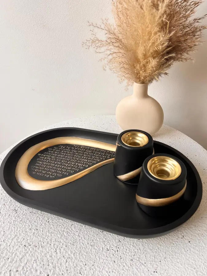 מעמד נרות בטון שחור עם עיטורים מוזהבים