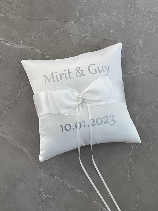 כרית טבעות עם הטבעה בכסוף