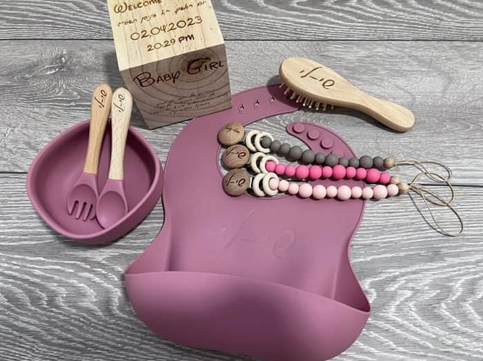 סט אוכל, סינר ושלושה תופסני מוצץ מסיליקון, תעודת לידה ומסרק