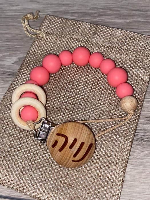 תופסן סיליקון למוצץ עם חריטת שם