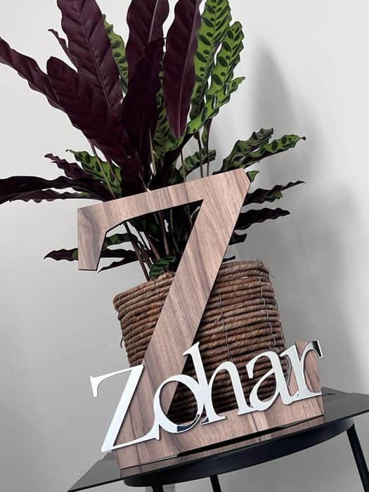 אות עם שם לחדר ילדים בעיצוב אישי בצבעים עץ טבעי וכסוף מראה