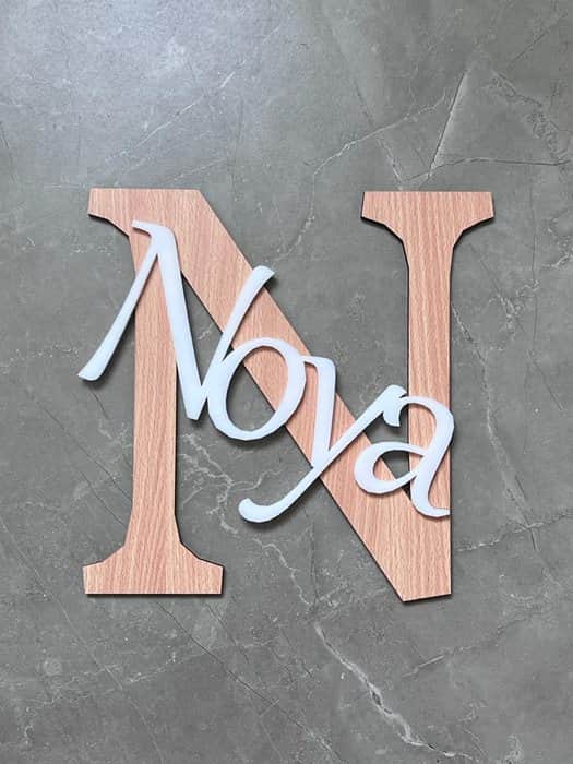 אות עם שם לחדר ילדים בעיצוב אישי בצבעים עץ בהיר ולבן