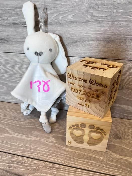 תעודת לידה קובייה תלת ממדית עם חריטה אישית