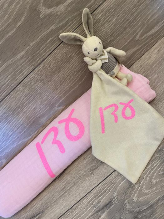 כיתוב ורוד בהיר נצנצים