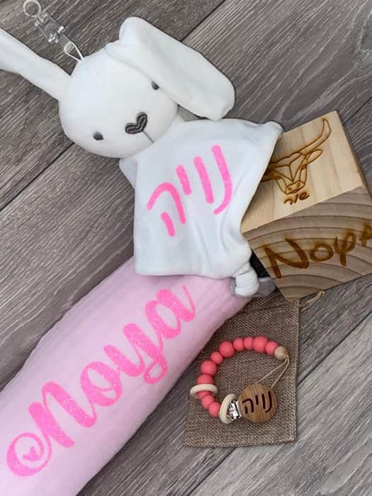 כיתוב ורוד בהיר נצנצים