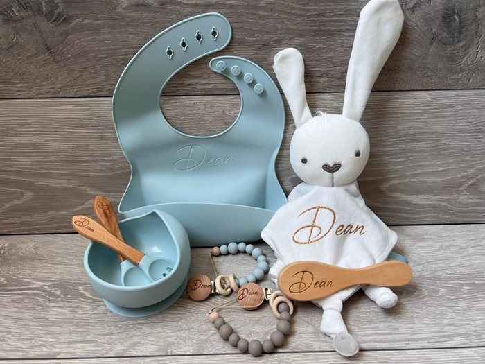 סט אוכל, סינר ושני תופסני מוצץ מסיליקון, מסרק ובובת שמיכי