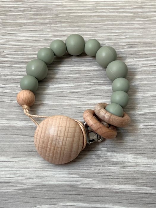 תופסן סיליקון למוצץ עם חריטת שם בצבע ירוק זית