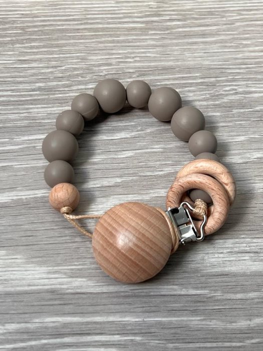 תופסן סיליקון למוצץ עם חריטת שם בצבע קפה