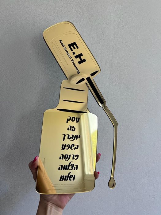 זהב מראה עם כיתוב שחור