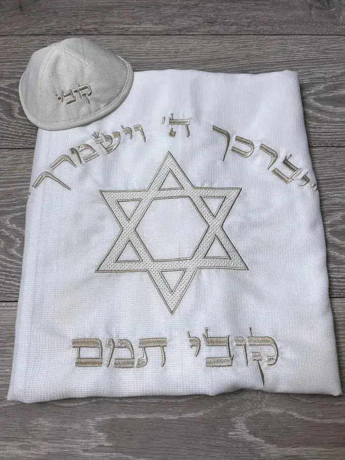טלית חתנים עם רקמת שם וסמל