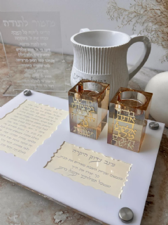 מעמד נרות שבת עם פמוטים קריסטלים מוזהבים בגוון שמנת