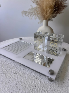 מעמד נרות שבת בגוון כסוף עם פמוטים קריסטלים שקופים