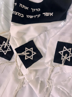 טלית עם עטרה וכנפות מגן דוד בצבע שחור