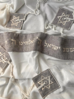 טלית עם עטרה וכנפות מגן דוד מבד סרוג בגוון בז'