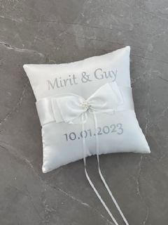 כרית טבעות עם הטבעה בכסוף