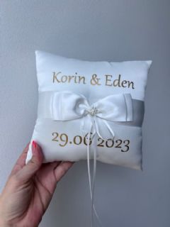 כרית טבעות עם הטבעה בזהב