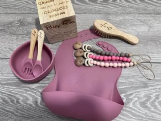 סט אוכל, סינר ושלושה תופסני מוצץ מסיליקון, תעודת לידה ומסרק