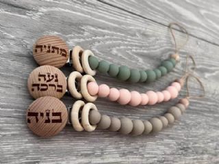 שלושה תופסני מוצץ מסיליקון עם חריטת שם