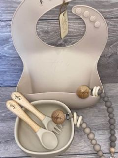 סט אוכל, סינר ושני תופסני מוצץ מסיליקון