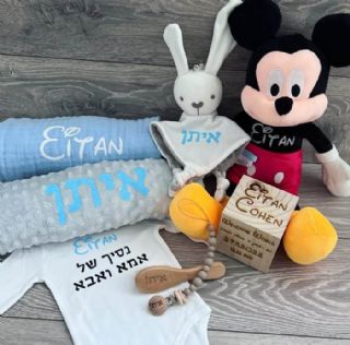 בובת מיקי מאוס ובובת שמיכי, שמיכת מוסלין וחורף, תעודת לידה, מחזיק למוצץ, מסרק ובגד גוף