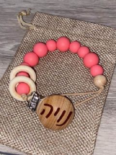 תופסן סיליקון למוצץ עם חריטת שם