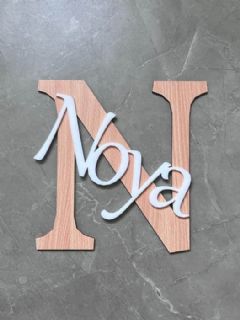 אות עם שם לחדר ילדים בעיצוב אישי בצבעים עץ בהיר ולבן