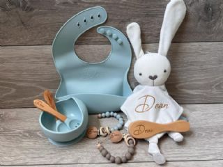 סט אוכל, סינר ושני תופסני מוצץ מסיליקון, מסרק ובובת שמיכי