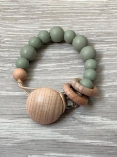 תופסן סיליקון למוצץ עם חריטת שם בצבע ירוק זית