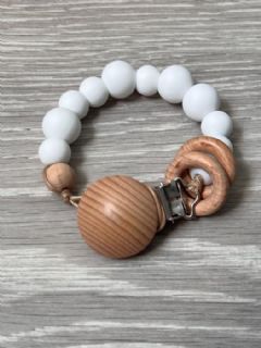 תופסן סיליקון למוצץ עם חריטת שם בצבע לבן