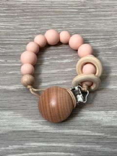 תופסן סיליקון למוצץ עם חריטת שם בצבע אפרסק