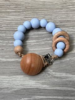 תופסן סיליקון למוצץ עם חריטת שם בצבע ים