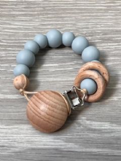 תופסן סיליקון למוצץ עם חריטת שם בצבע תכלת