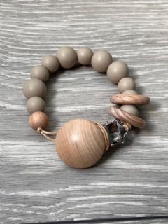 תופסן סיליקון למוצץ עם חריטת שם בצבע באז