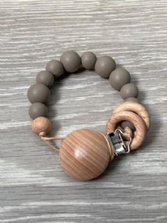 תופסן סיליקון למוצץ עם חריטת שם בצבע קפה